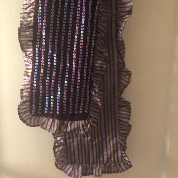 𝐋𝐀𝐈𝐋𝐀 𝐑𝐎𝐖𝐄 | SEQUIN AND STRIPED FRILL SCARF - Picture 2 of 7